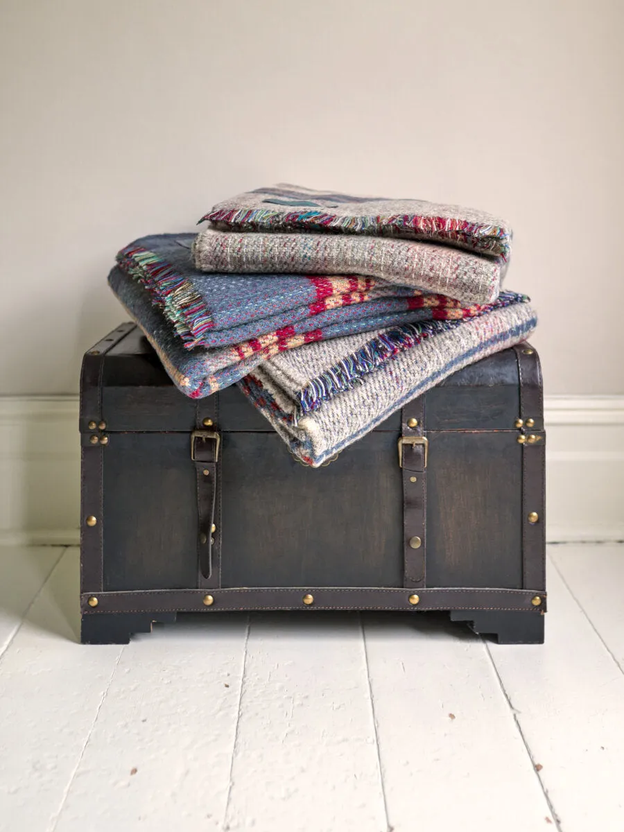 Random recycled wool blanket